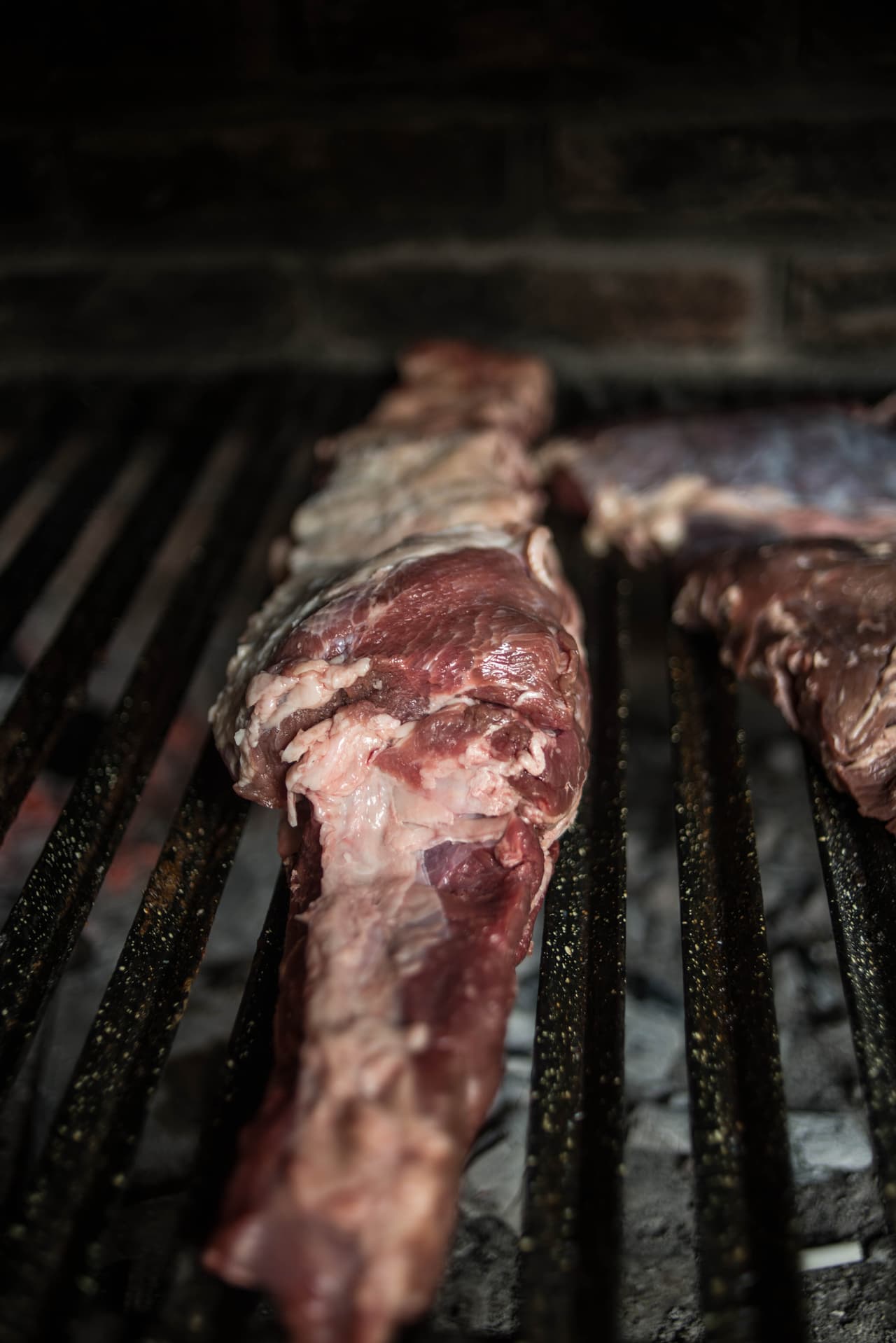 El tiempo de cocción varía con el grosor de los cortes y la intensidad del fuego. En promedio, para una tira de asado de 1 libra, la carne está en su punto con 6 minutos de cocción por cada lado.