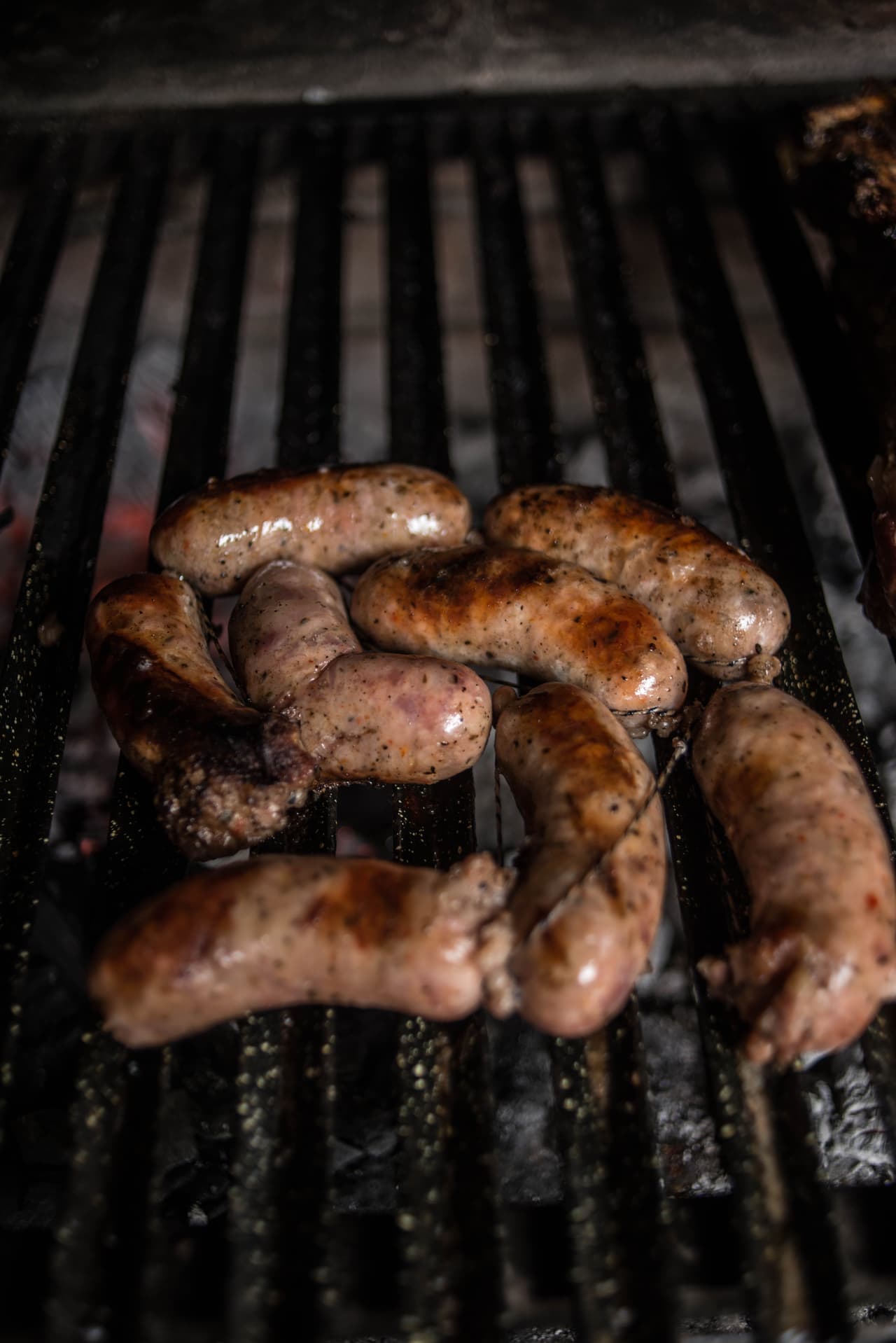 Para ayudar a la encomienda, lo ideal es hacerle un ligero corte al chorizo de cerdo en la parte central (no mayor a 2 pulgadas, para que no pierda sus jugos).
