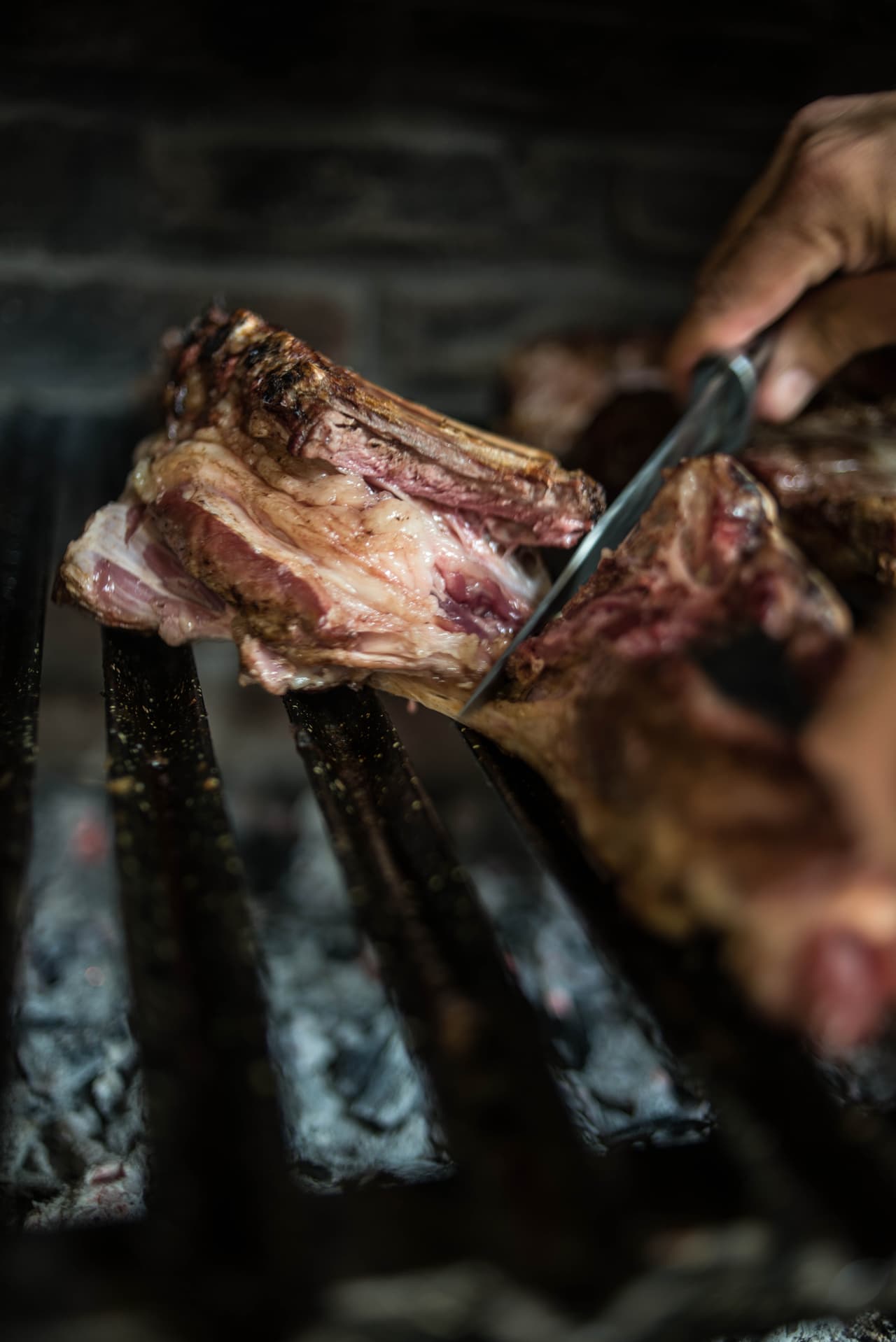 Si la carne se quiere a término medio hay que dejarla 2 ó 3 minutos más de cada lado y si se quiere tres cuartos (bien cocida) serán necesarios 10 a 14 minutos por lado.