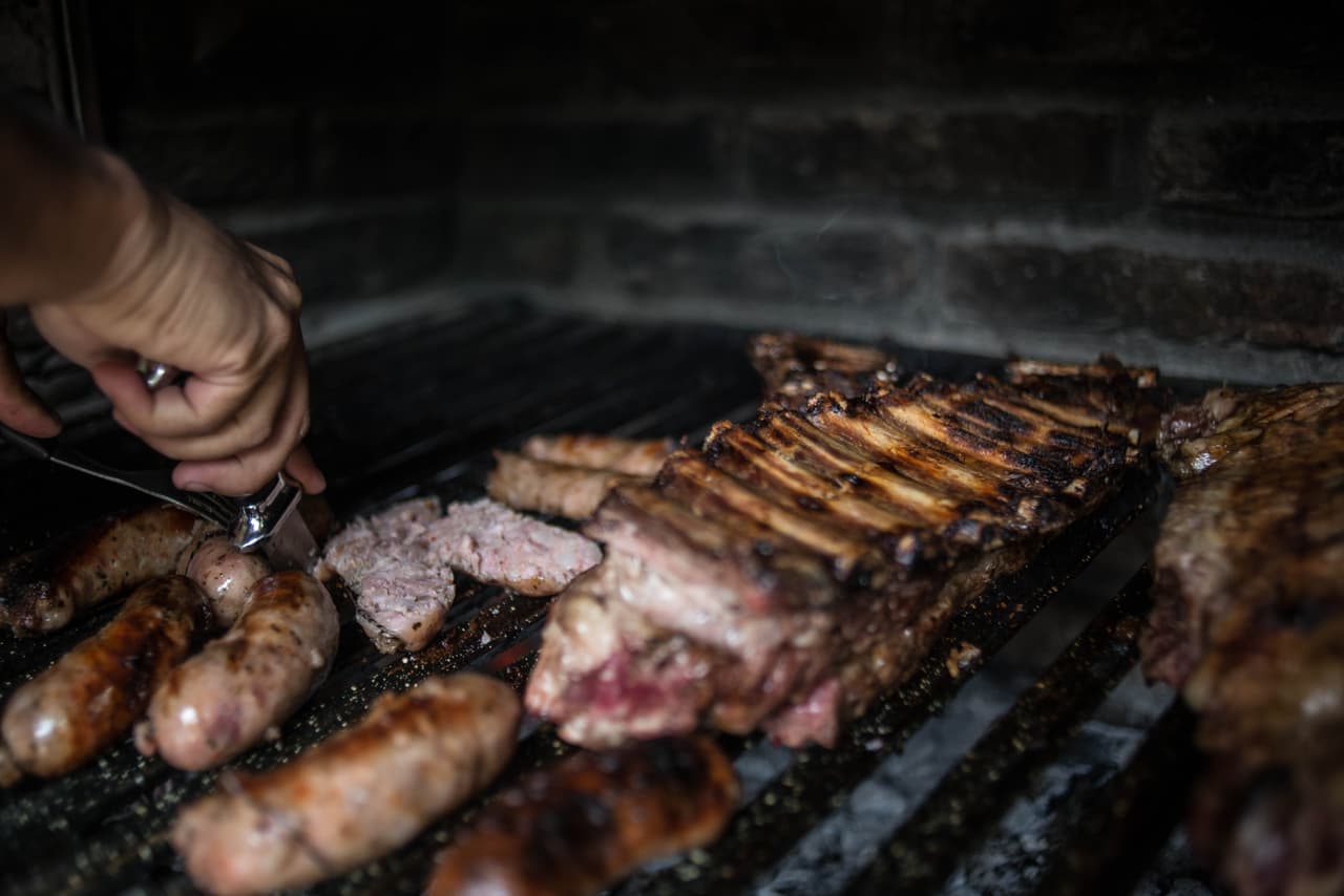 Desde las brasas de un asador casero y del restaurante Checho en Argentina los pasos a seguir para hacer un asado tradicional para toda la familia.