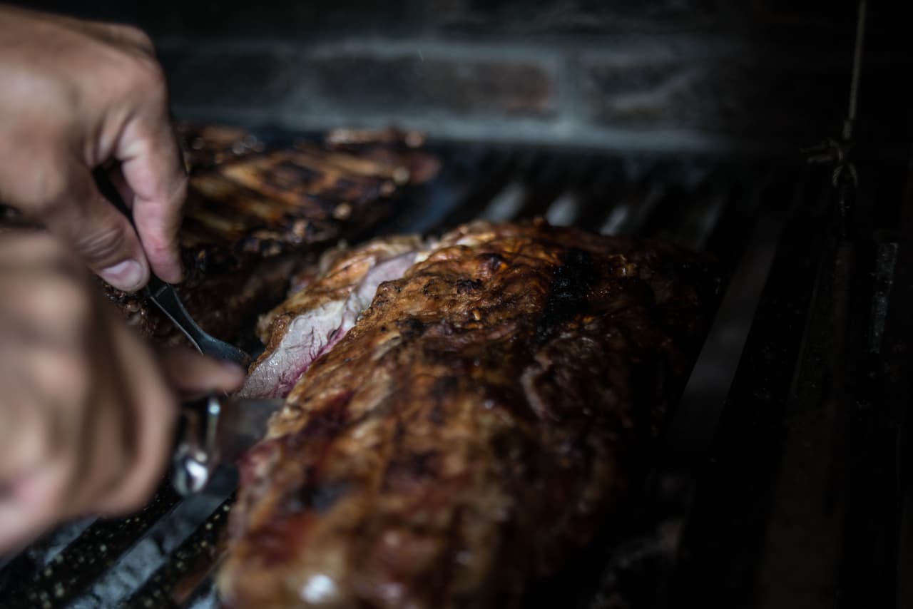 Se puede comprobar el término picando el corte con un tenedor o un trinche.