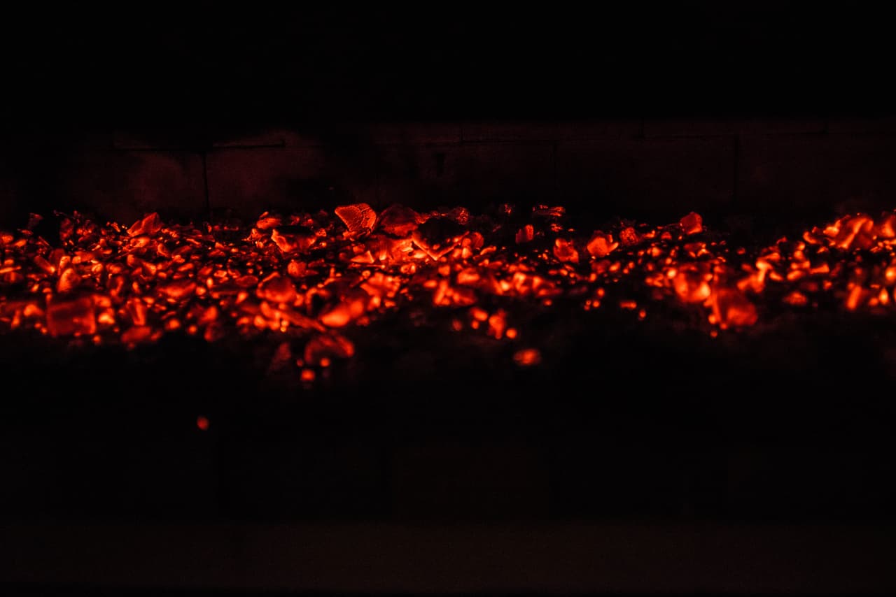 Ya sea carbón de ébano o de encino, los dos más populares y accesibles para el asador, hay que generar un fuego generoso, pero las carnes deben llegar a la parrilla cuando el fuego ha amainado y lo que resta es el carbón en brasas.