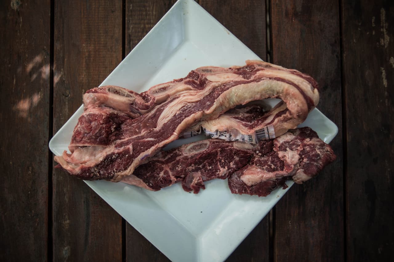 Para no quedar cortos, debe calcularse al menos 1 libra de este corte por comensal, dado que incluye hueso y grasa, y al final se reducirá a la mitad el material comestible.