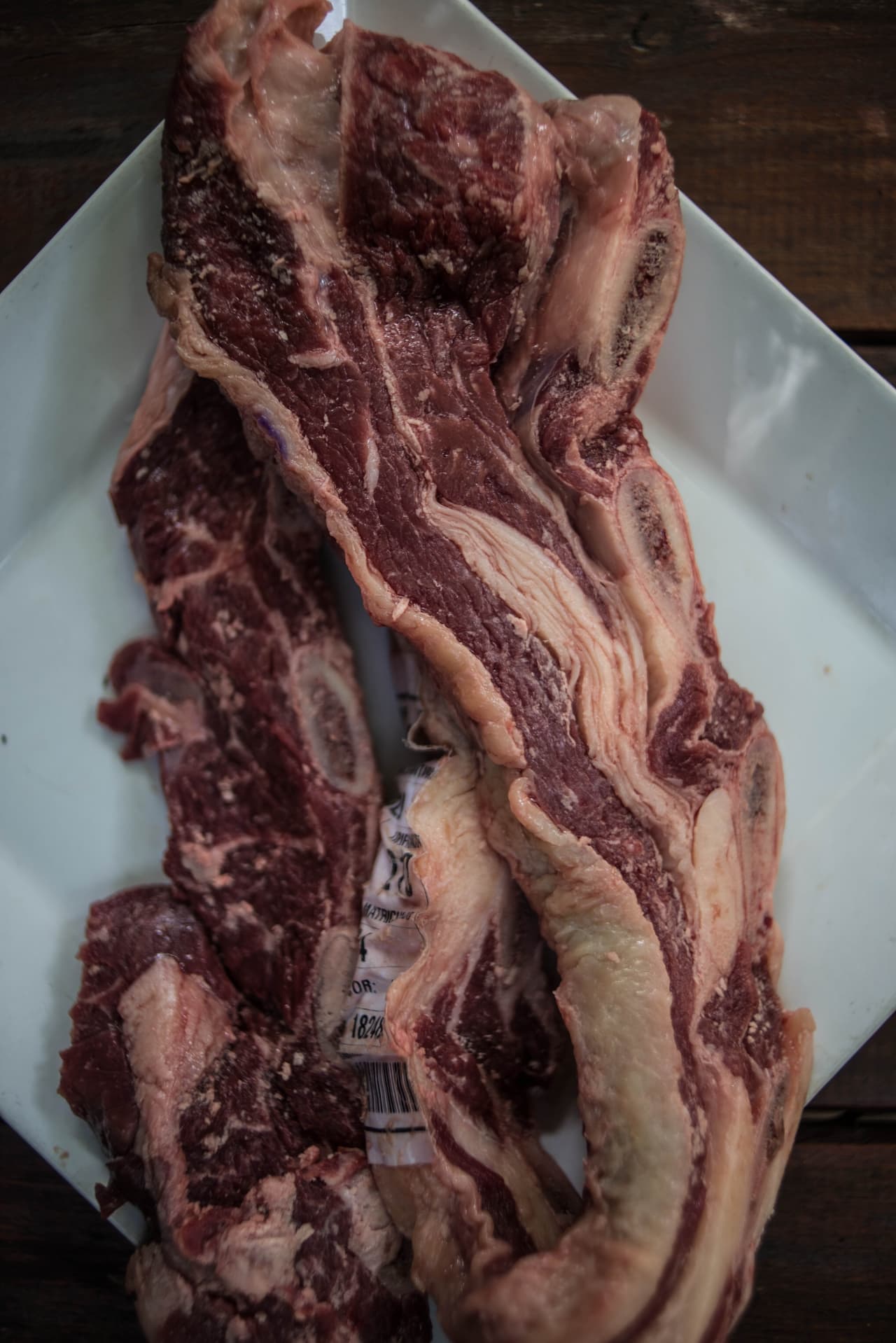 La tira de asado es por excelencia el corte vacuno más privilegiado para las parrillas caseras (en inglés, este corte es el short rib). Se obtiene con el corte transversal del costillar y se encuentra justo en medio de otros dos cortes clásicos: el bife angosto y la falda.