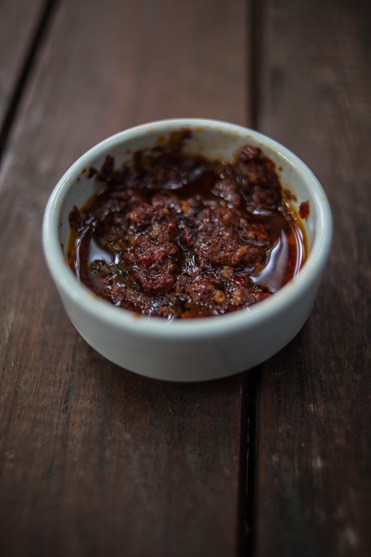 El chimichurri, con ajo, perejil, aceite, ají molido, vinagre, limón y mostaza.