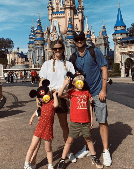 Prueba de lo anterior es el retrato que la artista posteó el 3 de diciembre de 2021, en el que dejó ver a sus hijos y a su pareja durante su primera visita familiar a Disney.