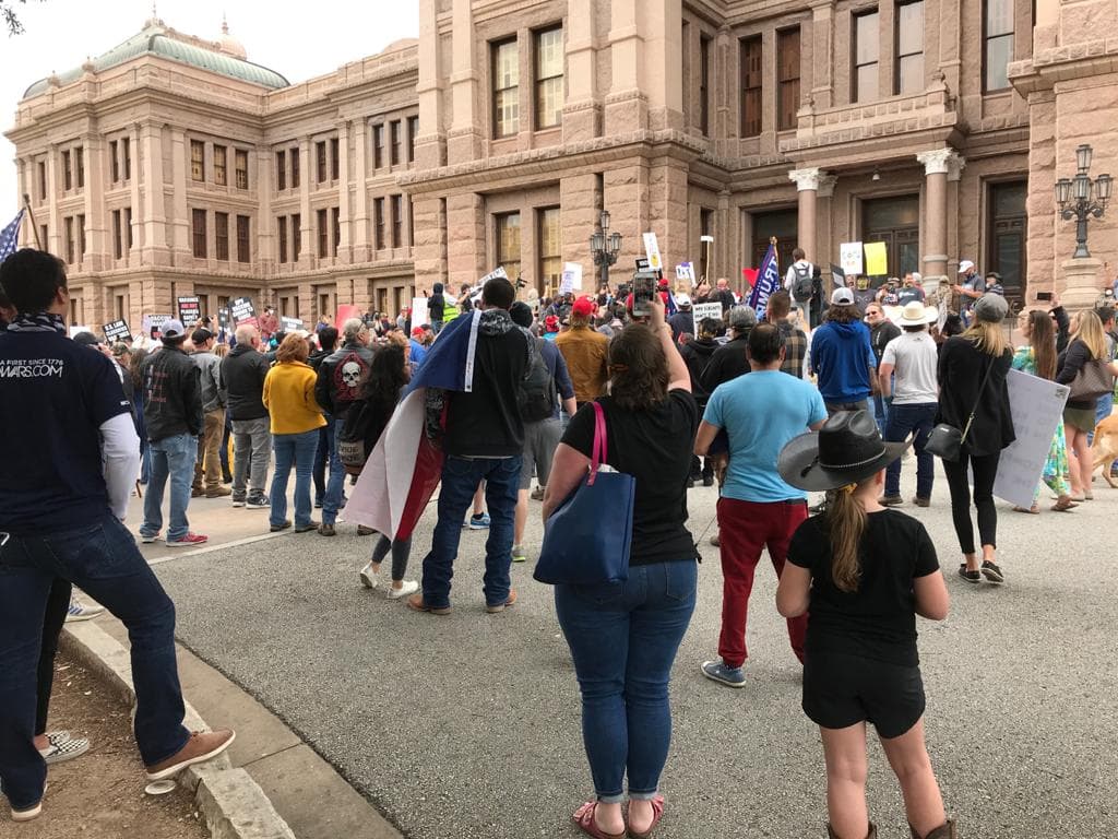 La manifestación "No se puede cerrar América" se realizó para protestar contra los mandatos estatales y federales para cerrar ciertos negocios y hacer cumplir el distanciamiento social.
