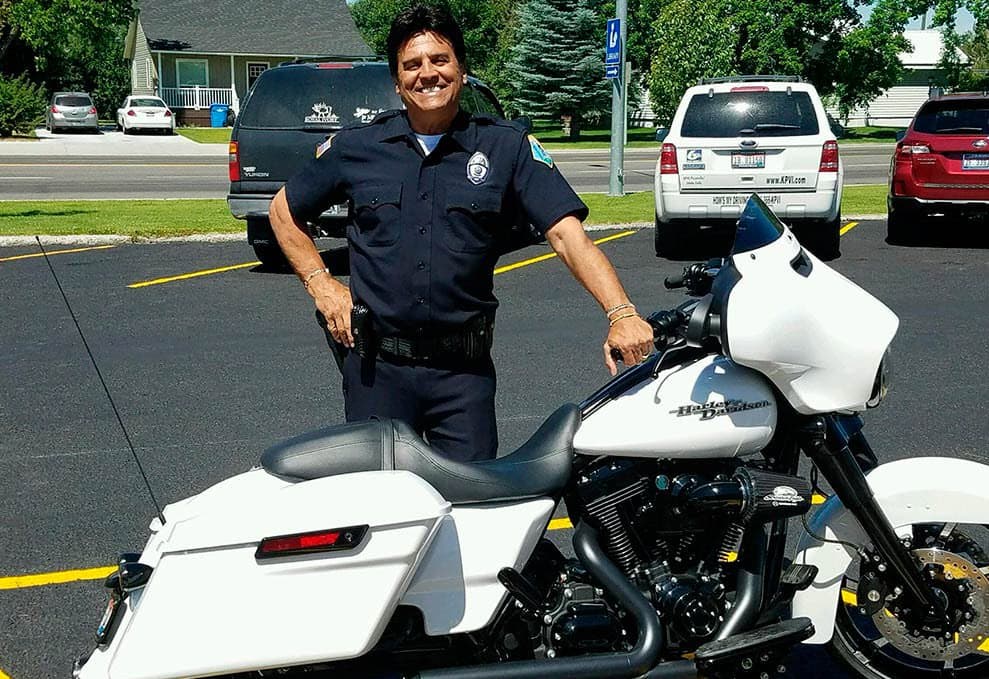 Curiosamente en 2016 la ficción traspasó la pantalla, pues el actor se convirtió en policía del poblado de St. Anthony, en Idaho. Esta imagen bien podría ser parte de 'Chips'.