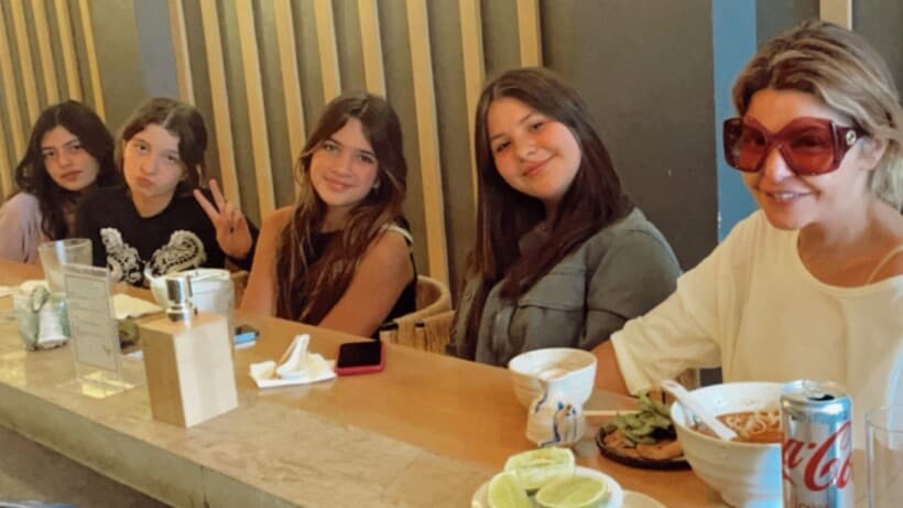 A su regreso de Chile, donde estuvo por una temporada trabajando, la actriz compartio una fotografía donde aparece junto a su hija María Itatí muy sonriente en una reunión.