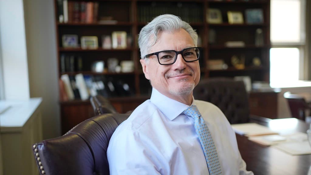 Qué puede hacer el juez Juan Merchán si Trump viola la orden mordaza en el caso de los pagos secretos a Stormy Daniels