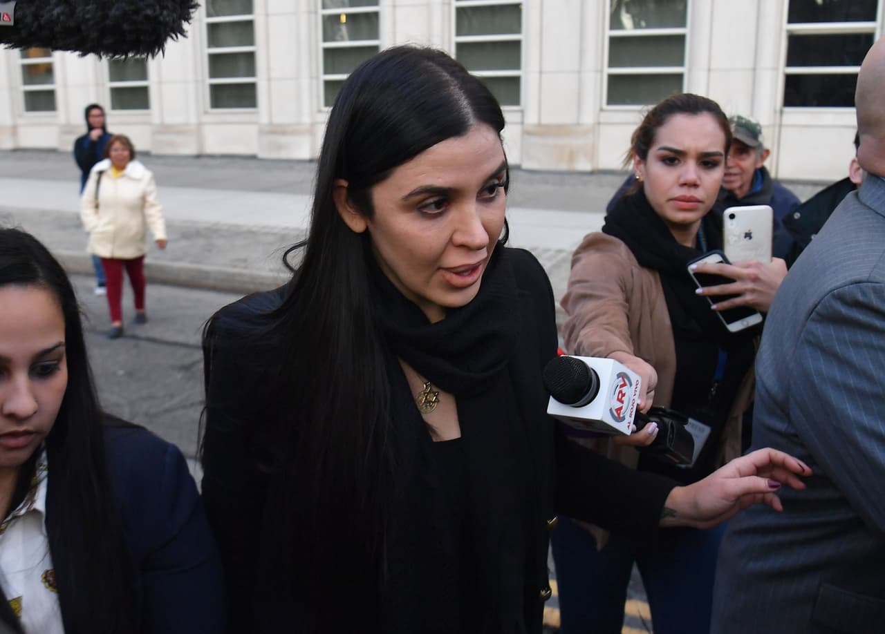 La historia de Emma Coronel está marcada por su involucramiento en el imperio criminal multimillonario de su esposo, "El Chapo" Guzmán. En 2021, Coronel se declaró culpable de tres delitos federales como parte de un acuerdo con la fiscalía estadounidense. 
<br>
<br>Esta confesión la llevó a ser trasladada desde una prisión en Texas a un centro de rehabilitación en California antes de su liberación. No obstante, su libertad vendrá acompañada de un período de cuatro años de libertad supervisada.