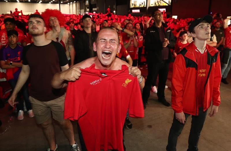 Los aficionados del Liverpool celebran en las calles de su ciudad la conquista de la UEFA Champions League sobre Tottenham Hotspur.