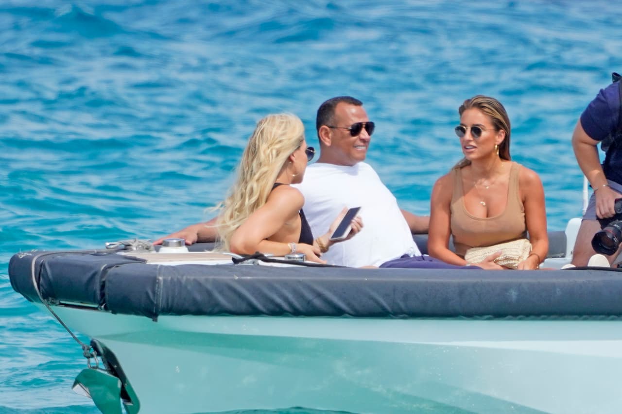 De acuerdo con el Daily Mail, las acompañantes de A-Rod eran la cantante Jessie James (a la derecha de él) y la presentadora de deportes de la CBS, Melanie Collins (izq.). 
<br>