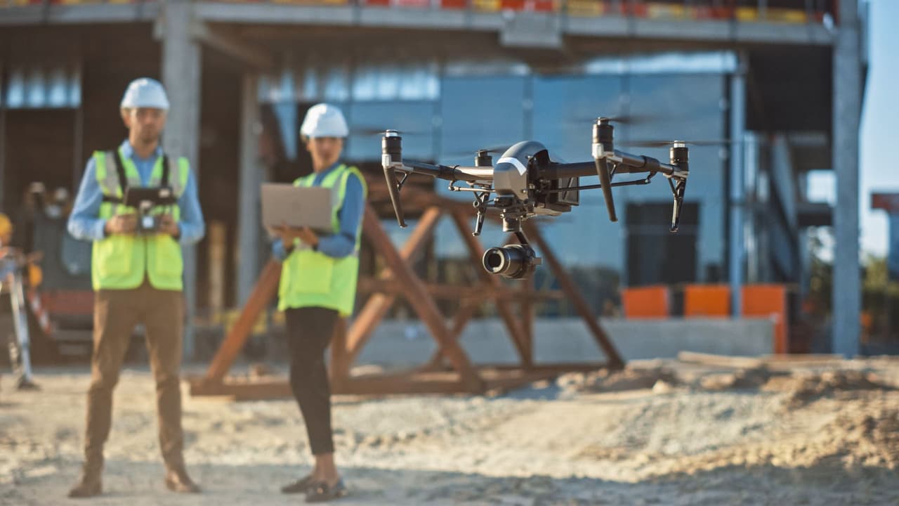 <h3 class="cms-H3-H3">▶️ Requisitos legales para volar y operar un dron en Texas </h3>
<br>
<b> ➡️ Límites de Visibilidad y Control:</b> Es crucial mantener el dron dentro de la línea visual del piloto en todo momento. Esto significa que no puedes volar tu dron más allá de lo que puedas ver sin ayuda visual adicional, como binoculares. Esta regla es esencial para asegurar la seguridad tanto de los operadores como de quienes están cerca del drone.