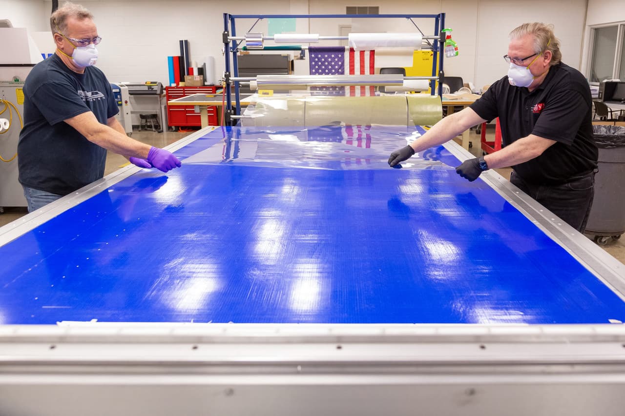 Trabajadores de General Motors producen protectores faciales utilizando impresión 3D en el GM Tech Center en Warren, Michigan.