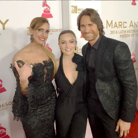 En la alfombra roja de la ceremonia de entrega de los premios Grammy con Angelique Boyer y Sebastian Rulli.