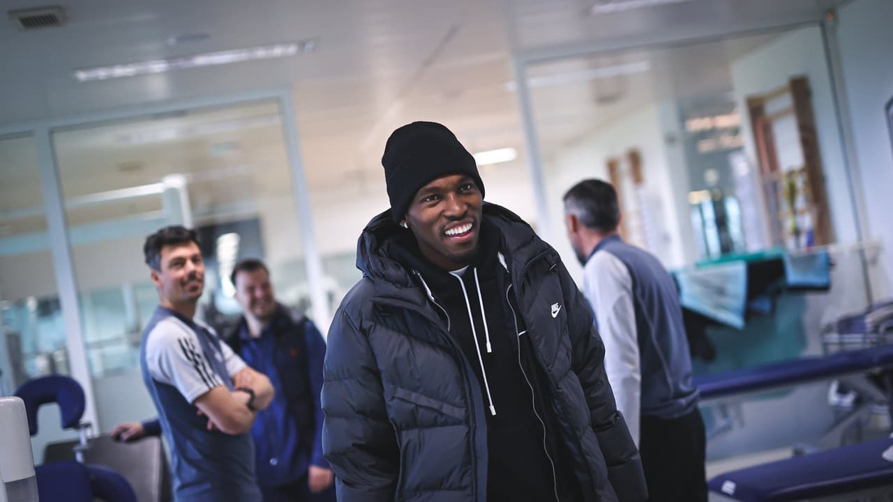 El hondureño Alberth Elis visita el entrenamiento del Burdeos