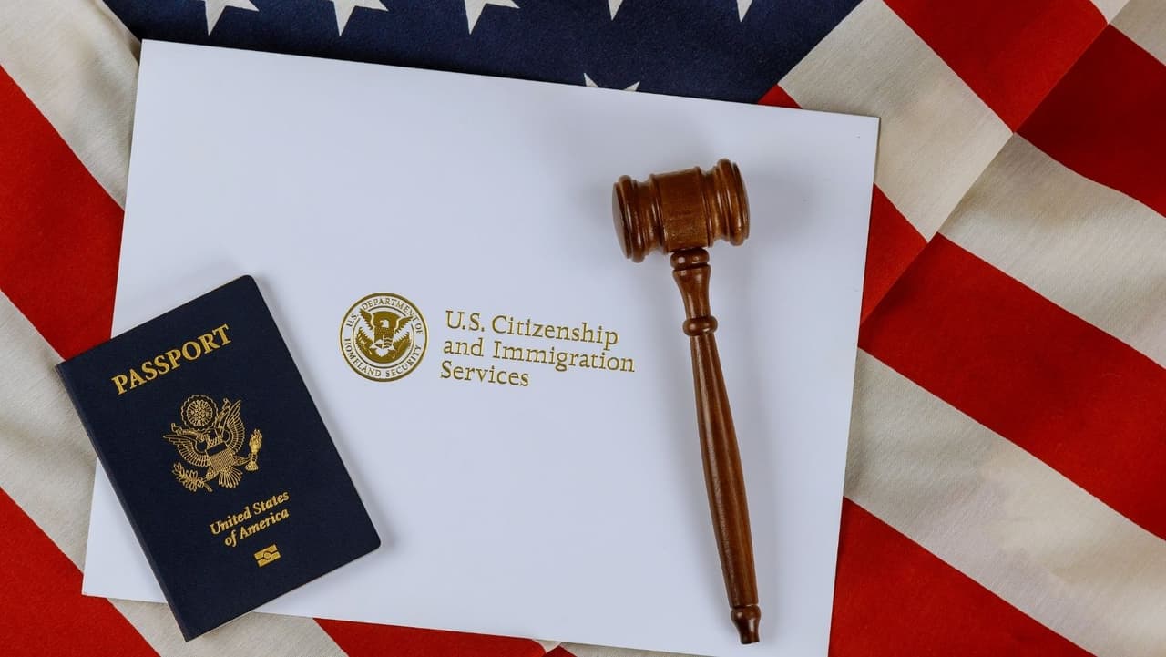 <b>Entrevista</b>: Una vez que todo esté completo, USCIS programará una entrevista para revisar su solicitud y antecedentes. A menos que califique para una excepción, también tomará sus exámenes de inglés y educación cívica (historia y gobierno). Debe aprobar ambos para convertirse en ciudadano estadounidense.