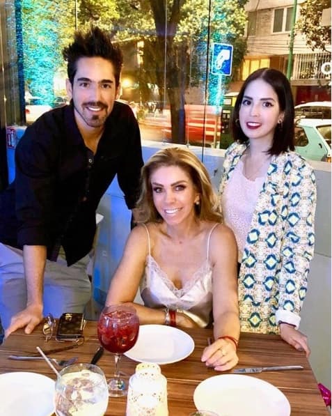 La joven de 31 años padecía de
<b><a href="https://www.univision.com/noticias/enfermedad/que-es-el-lupus-y-por-que-puede-causar-depresion-a-proposito-de-selena-gomez" target="_blank"> lupus eritomatoso sistémico.</a></b>