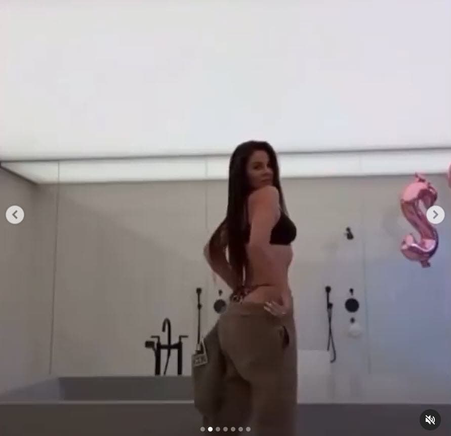 Luego, reconoció: "
<b><a href="https://www.univision.com/famosos/khloe-kardashian-y-sus-multiples-dedos-el-mas-reciente-error-de-edicion-de-fotos-entre-los-famosos-fotos">Me encanta un buen filtro</a></b>, una buena iluminación y una edición aquí y allá. De la misma manera que me pongo un poco de maquillaje, me arreglo las uñas o uso un par de tacones para presentarme al mundo de la forma en que quiero que me vean y es exactamente lo que seguiré haciendo sin disculpas. Mi cuerpo, mi imagen y cómo elijo lucir y lo que quiero compartir es mi decisión. Ya no le corresponde a nadie decidir o juzgar qué es aceptable o no".
<br>