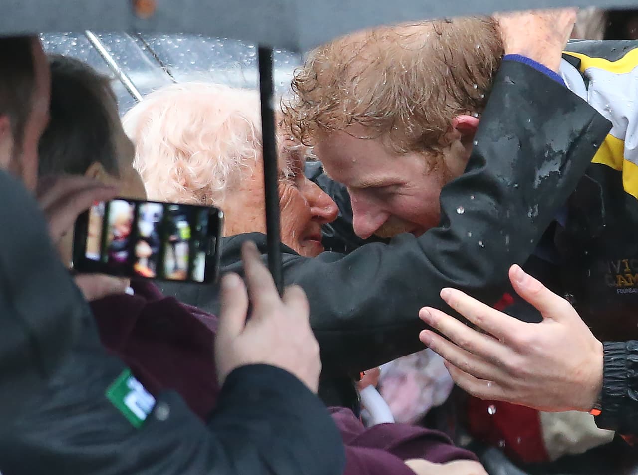 Pero entre la multitud que espera por Harry, se encontraba un singular personaje que quiere y admira a este heredero de la realeza.