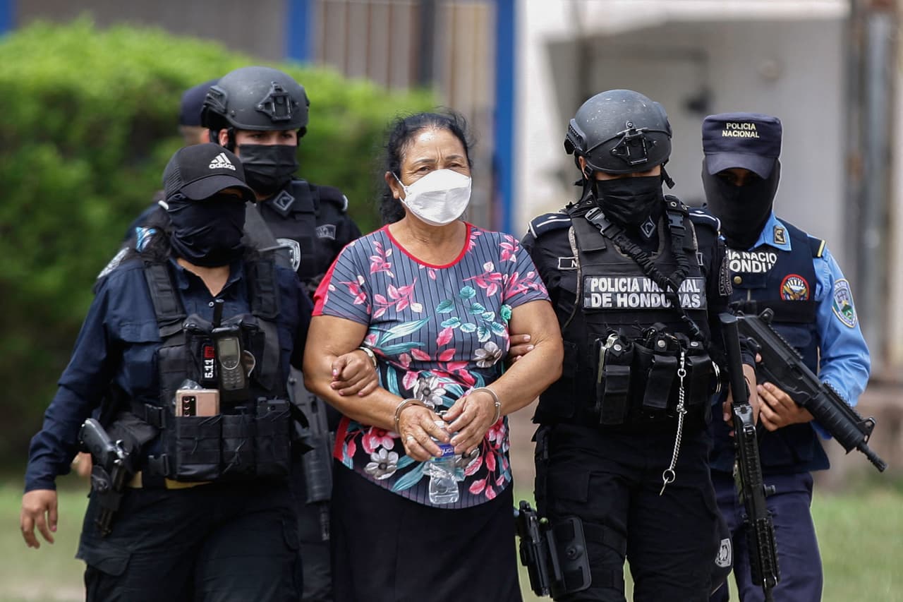 Las Fuerzas Especiales de Honduras escoltan a la presunta narcotraficante hondureña Herlinda Bobadilla, a su llegada a Tegucigalpa, el 15 de mayo de 2022.