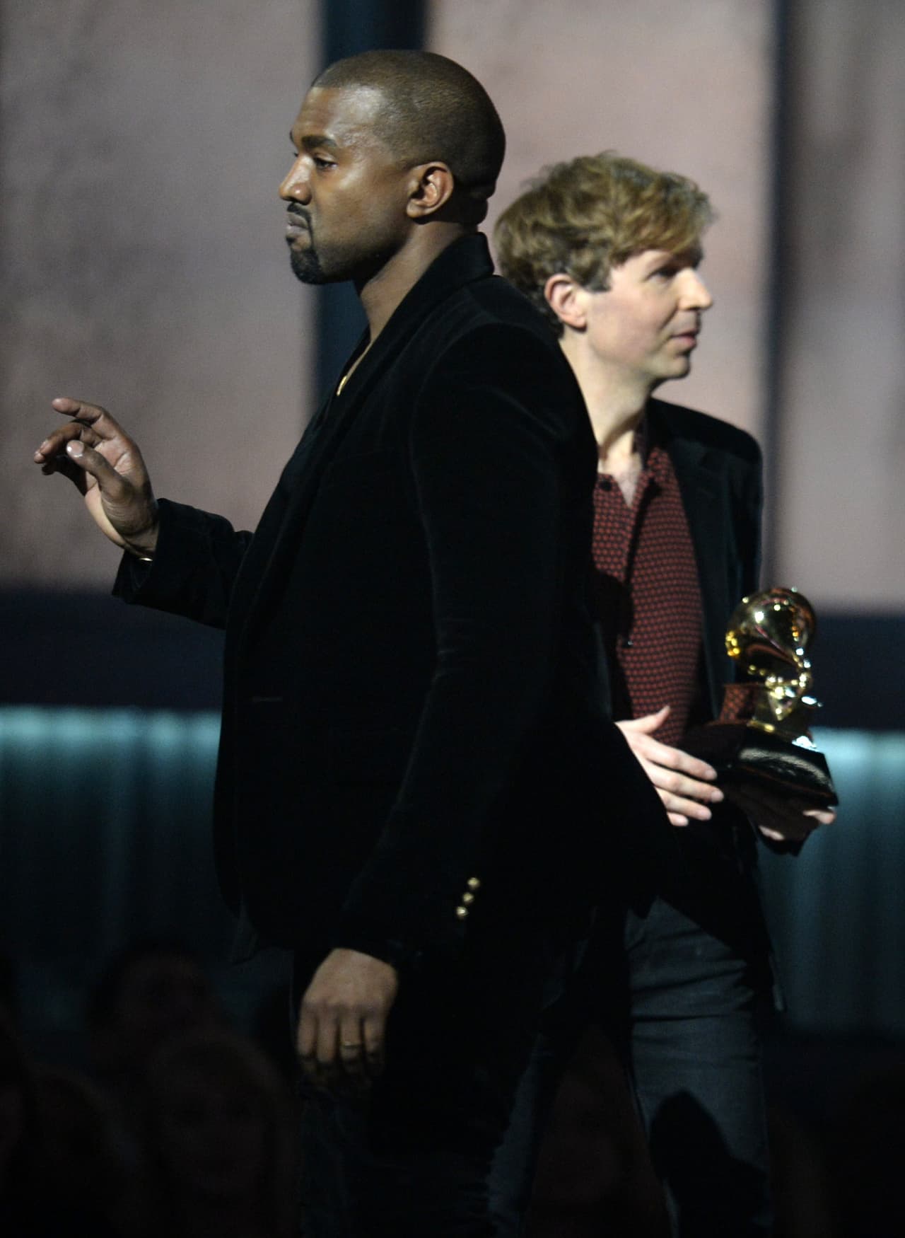 GRAMMY. Otro de los celebres momentos del 2015 fue cuando Kanye West intentó sabotear el premio que le fue otorgado a Beck.