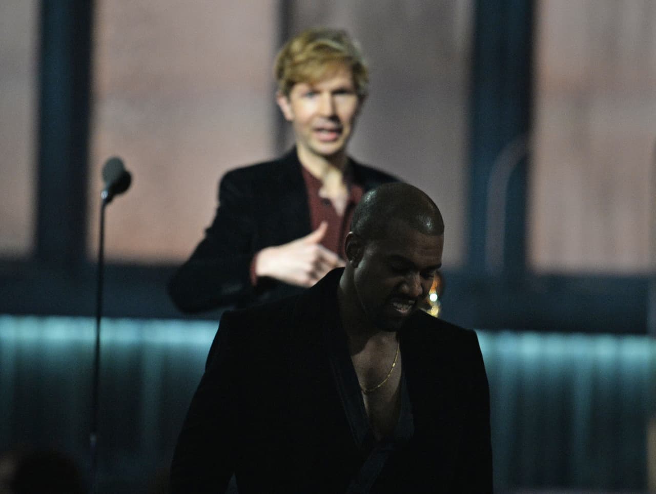 El esposo de Kim Kardashian subió al escenario molesto después de que el intérprete de 'Loser' recibiera el GRAMMY a Mejor Álbum del Año. Lo único que Kanye hizo fue el ridículo con su comportamiento.