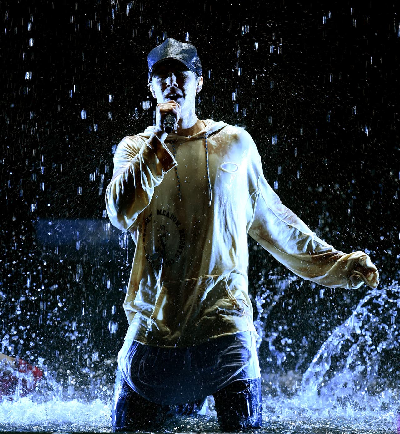 Otro que sorprendió en esta entrega de premios fue Justin Bieber, ya que se decía que era probable que había regresado con Sel, pero para sorpresa de todos, cada uno llegó por su lado.