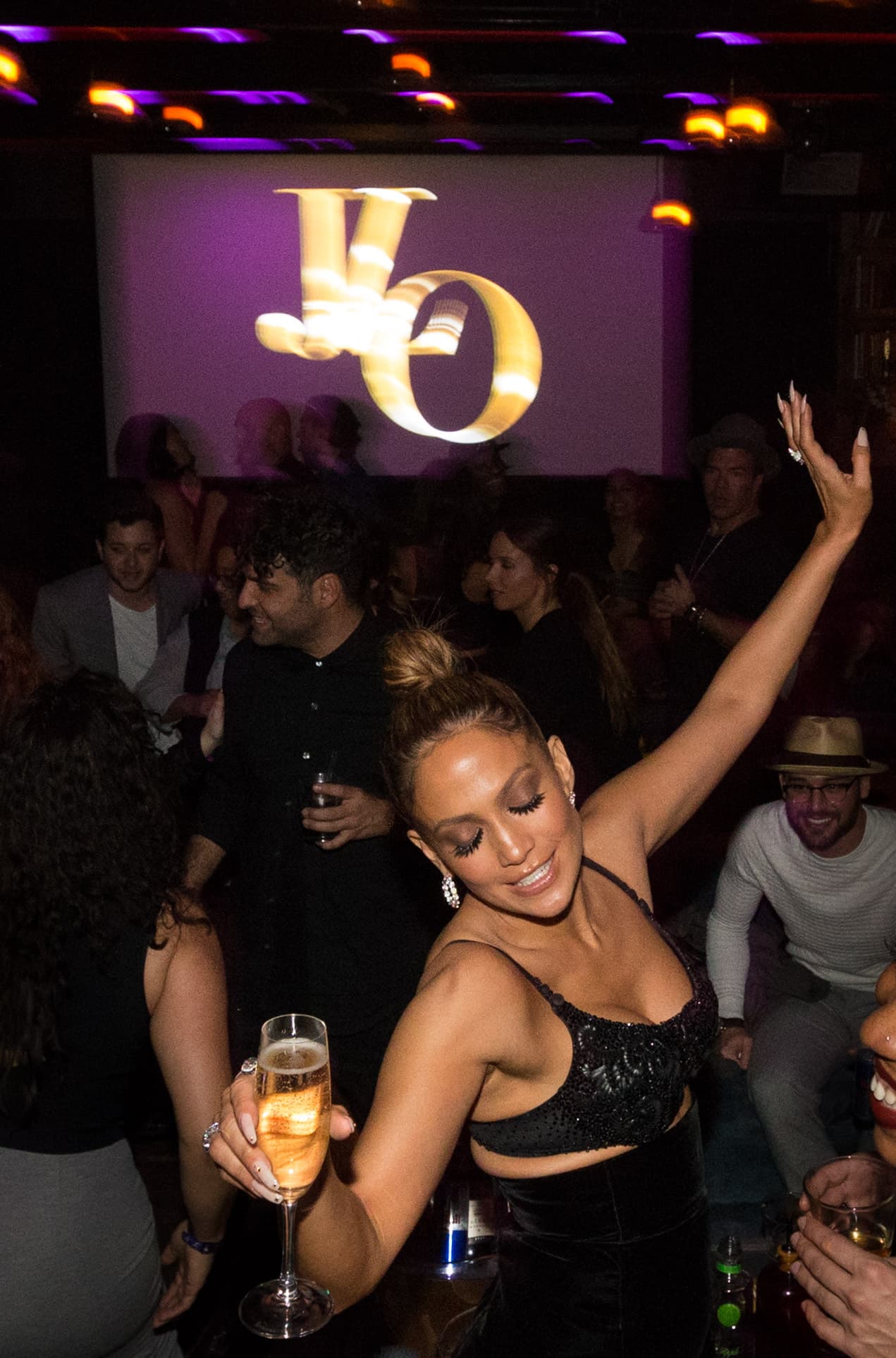 La que se la pasó como adolescente en el after de los AMA's fue Jlo, a quien vimos en todo momento con copa en mano y bailando sin parar.