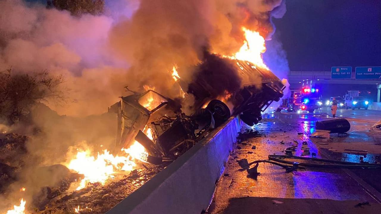 El tramo fue cerrado a la circulación durante varias horas para recuperar los 
<a href="https://www.univision.com/local/houston-kxln/muere-conductor-accidente-249-houston">restos del conductor. </a>