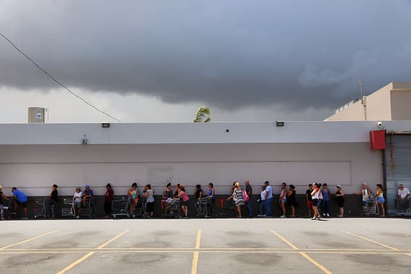 Así lucen las filas de personas que buscan agua y alimentos en las puertas de supermercados en Dorado.