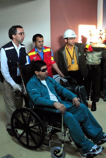 Para empezar, al parecer a los mineros les gustaron los anteojos Oakley especialmente diseñados para ellos, que filtran todos los rayos solares, porque los siguen usando pese a que se han acostumbrado bastante bien a la luz natural.