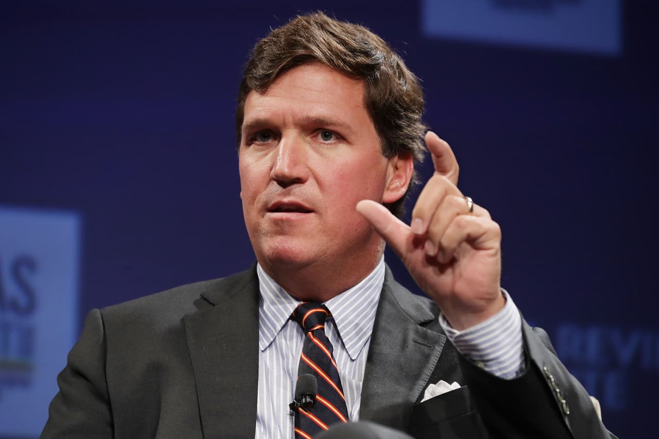 <b>Tucker Carlson, presentador de Fox News.</b> Su discurso —que llega a tres millones de televidentes cada noche, de lunes a viernes— ha sido documentado y estudiado por organizaciones, expertos y medios que lo catalogan como 
<a href="https://www.univision.com/noticias/verdad-carlson-promotor-teoria-conspirativa-gran-reemplazo">el mayor exponente de la teoría del 'Gran Reemplazo',</a> que motivó —entre otros— a un hombre blanco a cometer un tiroteo en Buffalo, Nueva York, que dejó 
<a href="https://www.univision.com/noticias/tiroteos/tiroteo-en-supermercado-de-buffalo">10 personas fallecidas este fin de semana</a>. Carlson parte de la falsa premisa de que la caída en las tasas de nacimientos (de la que culpa al feminismo) y el acceso al país de inmigrantes están llevando a que los blancos estadounidenses sean reemplazados. 
<br>
<br>El diario 
<i>The New York Times</i> analizó más de 1,500 de sus programas y halló que en más de 400 (equivalentes a más de 50 horas), el presentador de 
<i>Fox New</i>s había amplificado consistentemente la idea de que los demócratas y otras personas buscaban cambiar la demografía del país usando a los migrantes. El 8 de marzo de 2017, dijo: 
<b>"No quiero vivir en un país que no se parezca en nada al país en el que crecí".</b> El 14 de septiembre de ese año criticó a los demócratas: "Pueden aceptar los temas que le importan a la clase media o 
<b>pueden importar un electorado completamente nuevo desde el tercer mundo y cambiar la demografía de Estados Unidos de forma que nunca vuelvan a perder".</b> El 2 de agosto de 2021 defendió: "El centro de su política migratoria (de los demócratas) es asegurar el control político y reemplazar a la población". El 22 de septiembre de 2021: 
<b>"Esta teoría se llama la teoría del 'Gran Reemplazo', el reemplazo del legado estadounidense con gente más obediente que viene de países lejanos". </b>
<br>
<br>Su discurso sobre ese tema y victimizando a los blancos ha sido apoyado por representantes del supremacismo en Estados Unidos, como Andrew Anglin, fundador de la web 
<i>Daily Stormer,</i> quien lo ha catalogado como un "gran aliado" del movimiento. El rostro de Carlson y su mensaje han sido dibujados en pancartas para promover eventos del movimiento 'White Lives Matter' (La vida de los blancos importa).