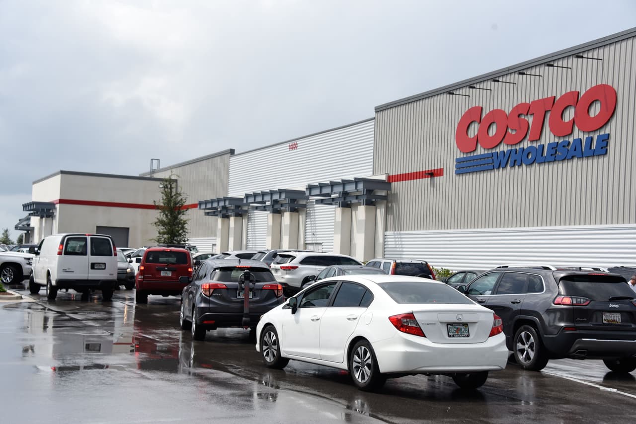 <b>Costco </b>
<br>Cerrará durante Thanksgiving (jueves 23 de noviembre), pero abrirá en Black Friday (viernes 24 de noviembre).