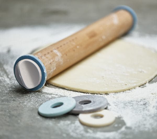 La madera y las harinas han ido de la mano por años. Este es un rodillo de
<b><a href="https://www.josephjoseph.com"> Joseph Joseph</a></b> que, através de aros para ajustar la altura, permite manipular masas y hojaldres para postres y pizzas de diferntes tamaños y grosores.| De venta en: 
<b><a href="https://www.amazon.com/">Amazon</a></b>
<br> 
<br>