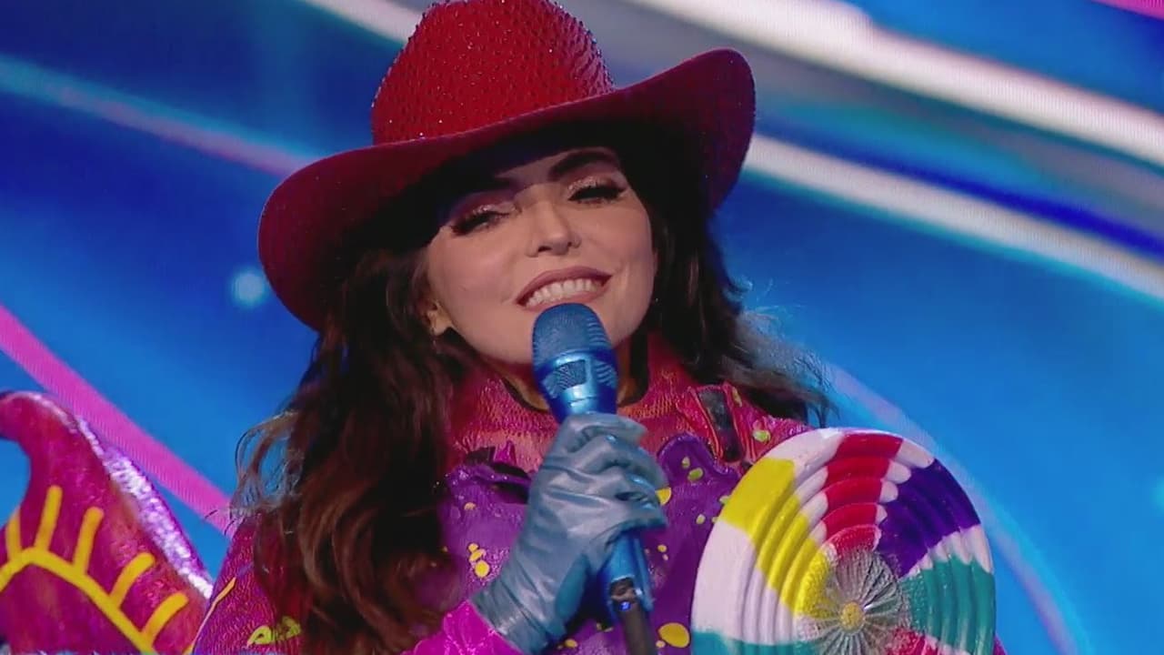 Primero descubrimos quién se encontraba detrás de la máscara de Alebrije, tras el emotivo momento, Yuri, Juanpa Zurita y Carlos Rivera acertaron al apostar por Ana Bárbara. Quien agradeció la oportunidad de vivir esta experiencia y poder sacar su niña interior.