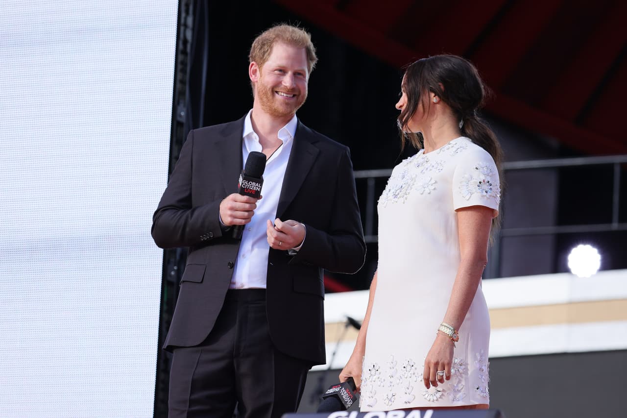 Después de su discurso, a los Sussex
<b><a href="https://www.dailymail.co.uk/news/article-10027755/Meghan-Harry-appear-Global-Citizen-Live-New-York-Citys-Central-Park.html" target="_blank">se les vio hablando con algunos de los otros presentadores</a></b>, incluida la estrella retirada de la NBA Dikembe Mutomboz, según detalló el Daily Mail.
<br>