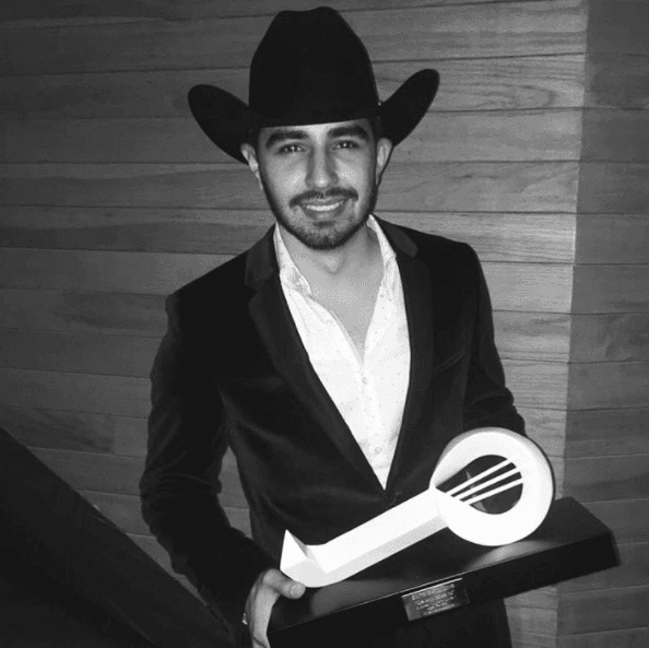 Joss Favela es un joven talento del género regional mexicano que ha cautivado a las nuevas generaciones.