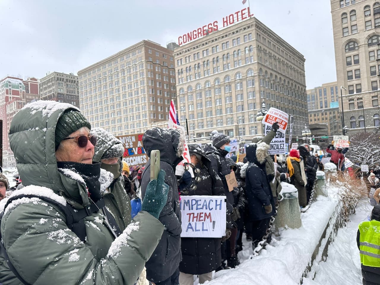A pesar de las bajas temperaturas que se registran en Chicago, decenas de personas salieron a las calles a la 1:00 de la tarde, para protestar y exigir justicia por Pretti, 
<b>un enfermero de 37 años que trabajaba en el Centro Médico VA de Minneapolis</b>
<br>
<br>Durante la manifestación, los asistentes rechazaron la versión de las autoridades federales, quienes han catalogado a Pretti como un “terrorista doméstico”.