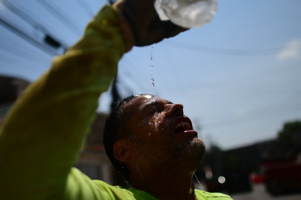 5 cosas que debes evitar durante una ola de calor como la que afecta a EEUU este fin de semana