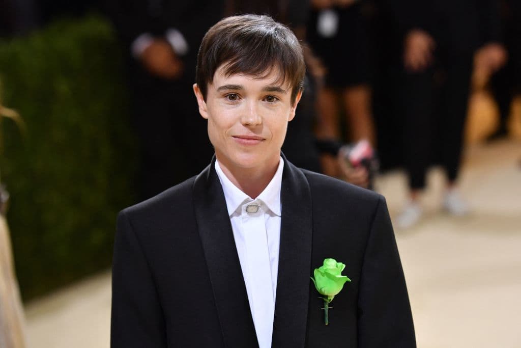 En el MET Gala del 2021 desfiló por la alfombra roja con un traje y una flor verde, la cual representa su identidad queer.