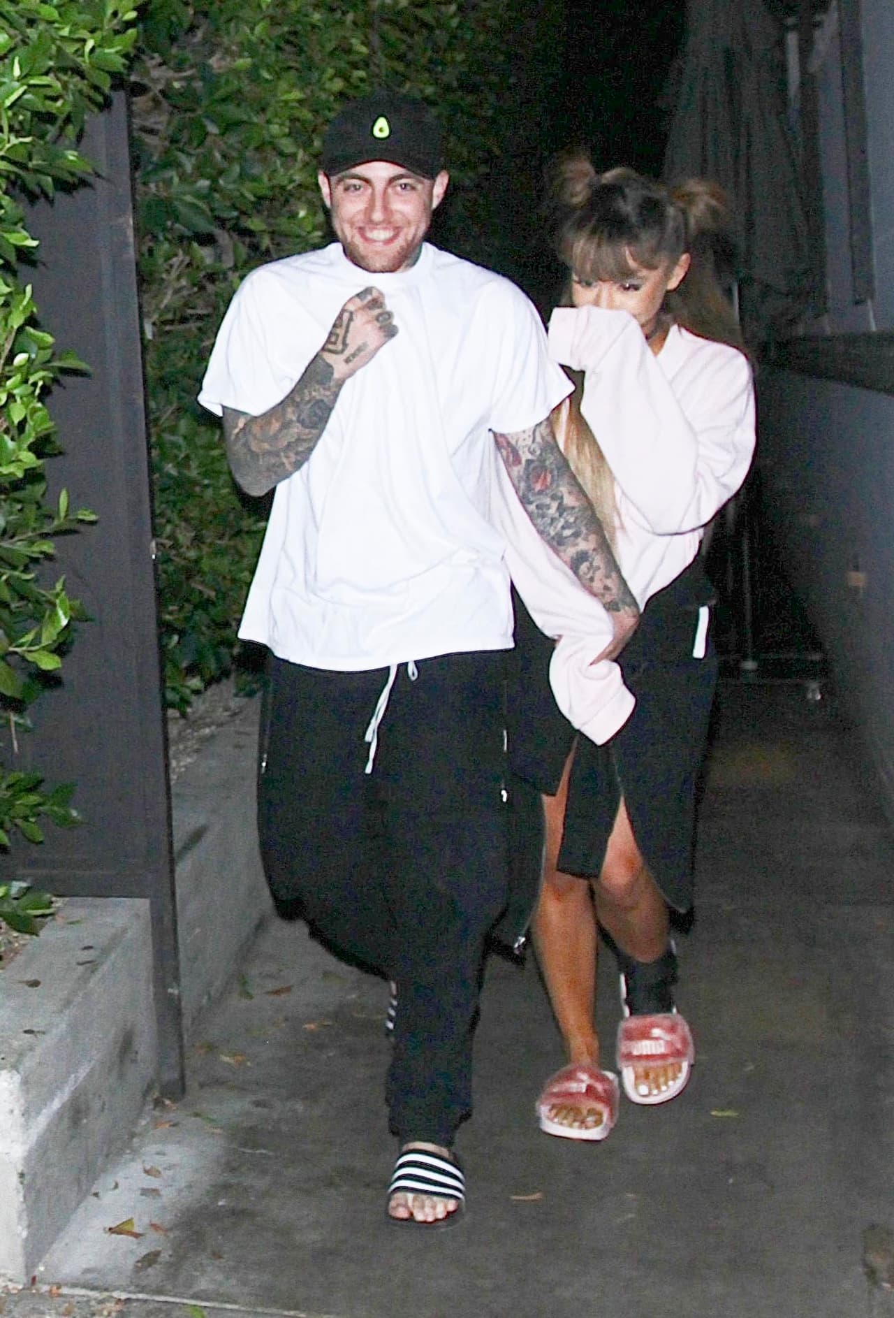 Llama la atención que en la documentación que cita TMZ, no aparece su ex Ariana Grande, con quien sostuvo una relación sentimental que duró 2 años.