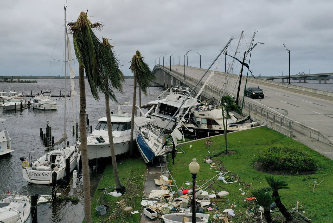 Desde que entró por la costa de Florida como huracán categoría 4 el miércoles por la tarde, Ian ha ido perdiendo fuerza según avanzaba tierra adentro. Ahora, ya como tormenta, se espera que produzca fuertes vientos, lluvias y marejadas ciclónica en Florida, Georgia y las Carolinas.
<br>