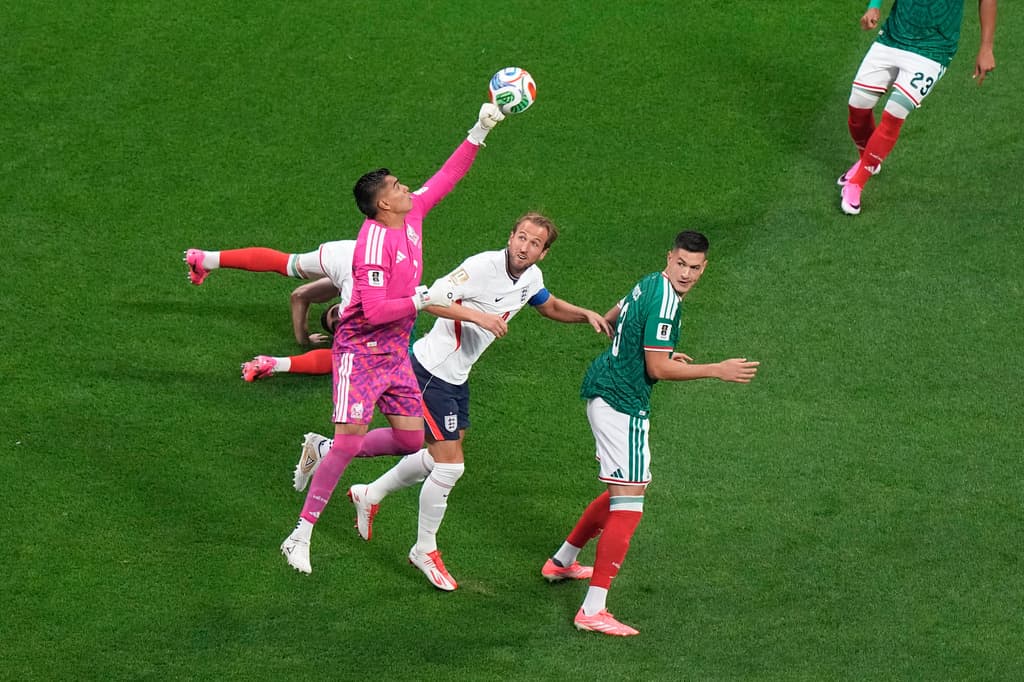 Raúl Rangel ataja un balón en el área de México en una jugada de peligro.