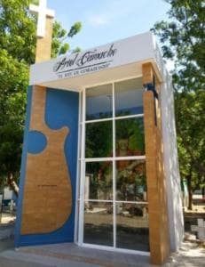 Este es el mausoleo que se hizo en honor a Ariel Camacho y que se encuentra en el panteón municipal de Alhuey, en el poblado de Angostura, Sinaloa.