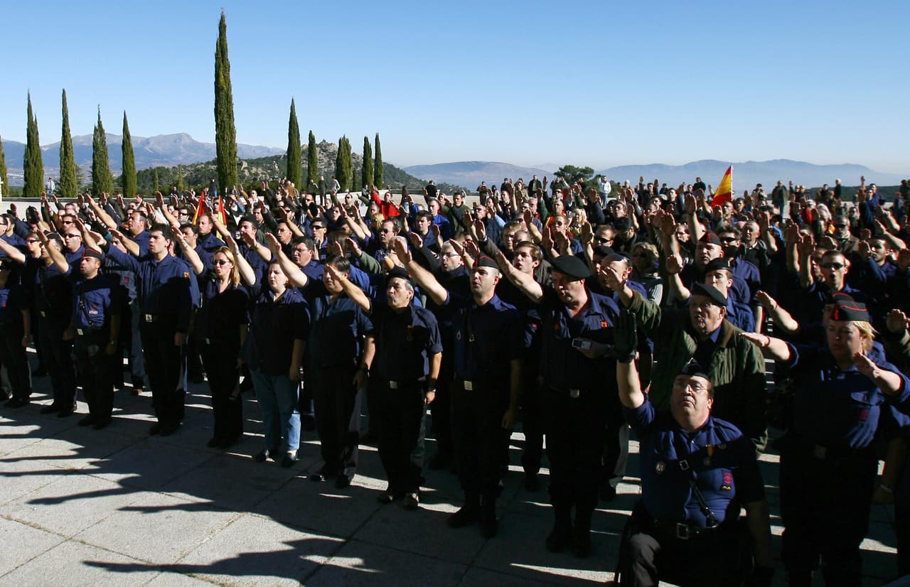 <b>VALLE DE CUELGAMUROS. </b>El monumento es polémico:
<b>fue construido por prisioneros de guerra del bando republicano</b>, es deficitario para el Estado y es considerado la mayor fosa común del país con más de 33,000 combatientes sepultados.
<b>Los restos de Franco reposan allí junto con los de José Antonio Primo de Rivera, fundador del partido de derecha 'Falange'</b>. Por eso el sitio es un destino de peregrinación para franquistas. En la foto (2007), 'falangistas' homenajean a Primo de Rivera en el monumento.