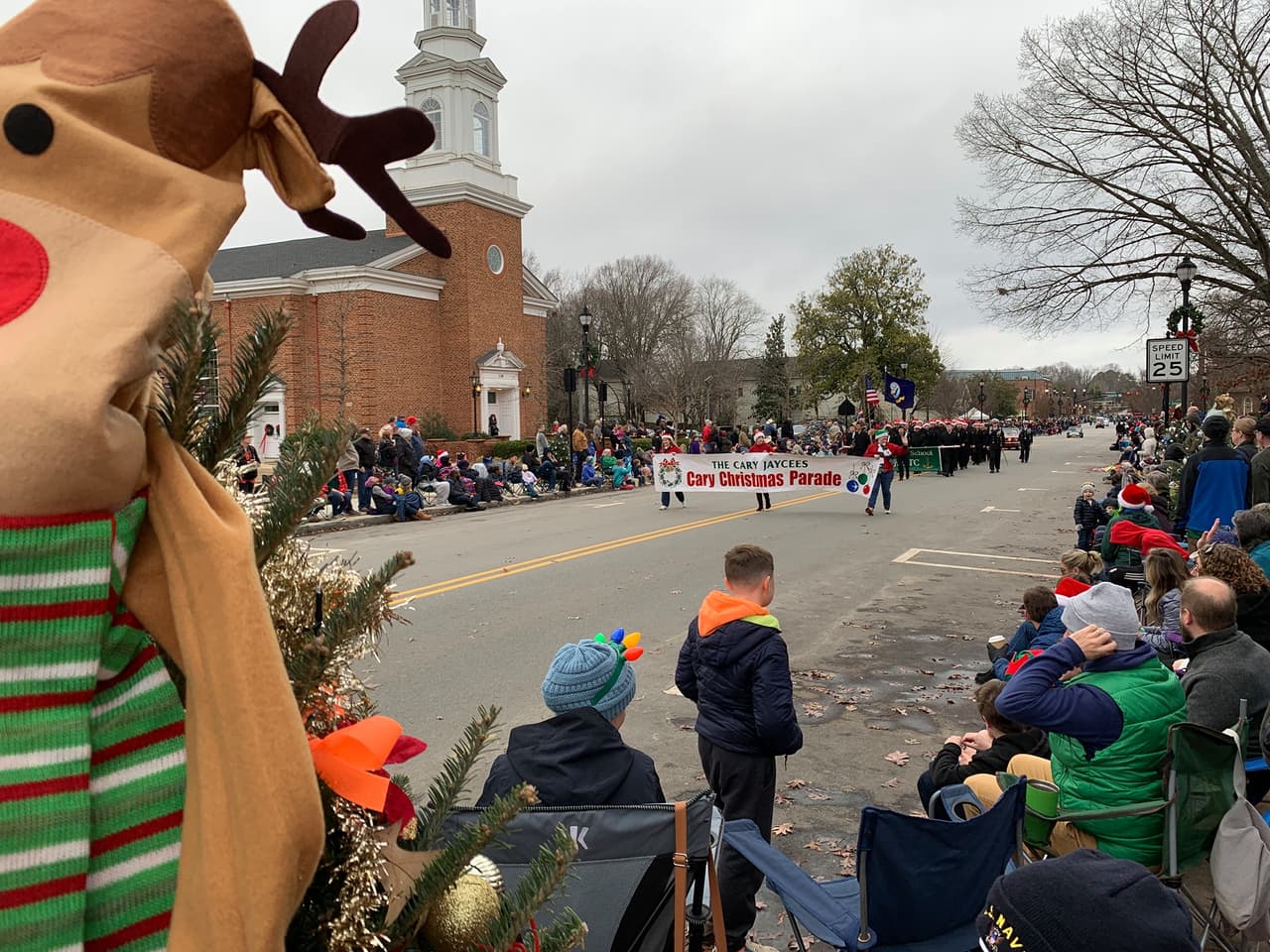 <b>Evento</b>: The Cary Jaycees Christmas Parade
<br>
<b>Fecha</b>: 9 de diciembre
<br>
<b>Lugar</b>: Downtown Cary
<br>
<b>Sitio web</b>: 
<a href="https://www.caryjaycees.org/parade">https://www.caryjaycees.org/parade</a> 
<br>
<br>El desfile es una celebración alegre que incluye bandas, mascotas, empresas locales, grupos comunitarios e iglesias.