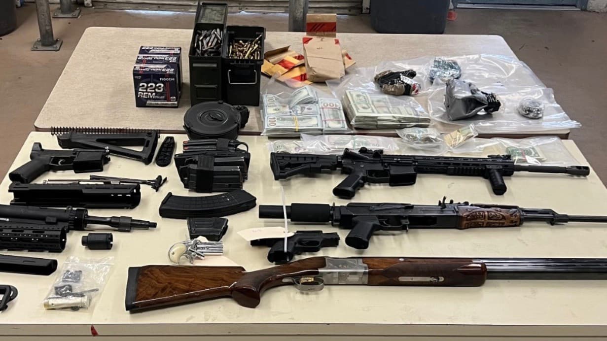 Arrestan en Bakersfield a hombre con gran cantidad de drogas y armas robadas