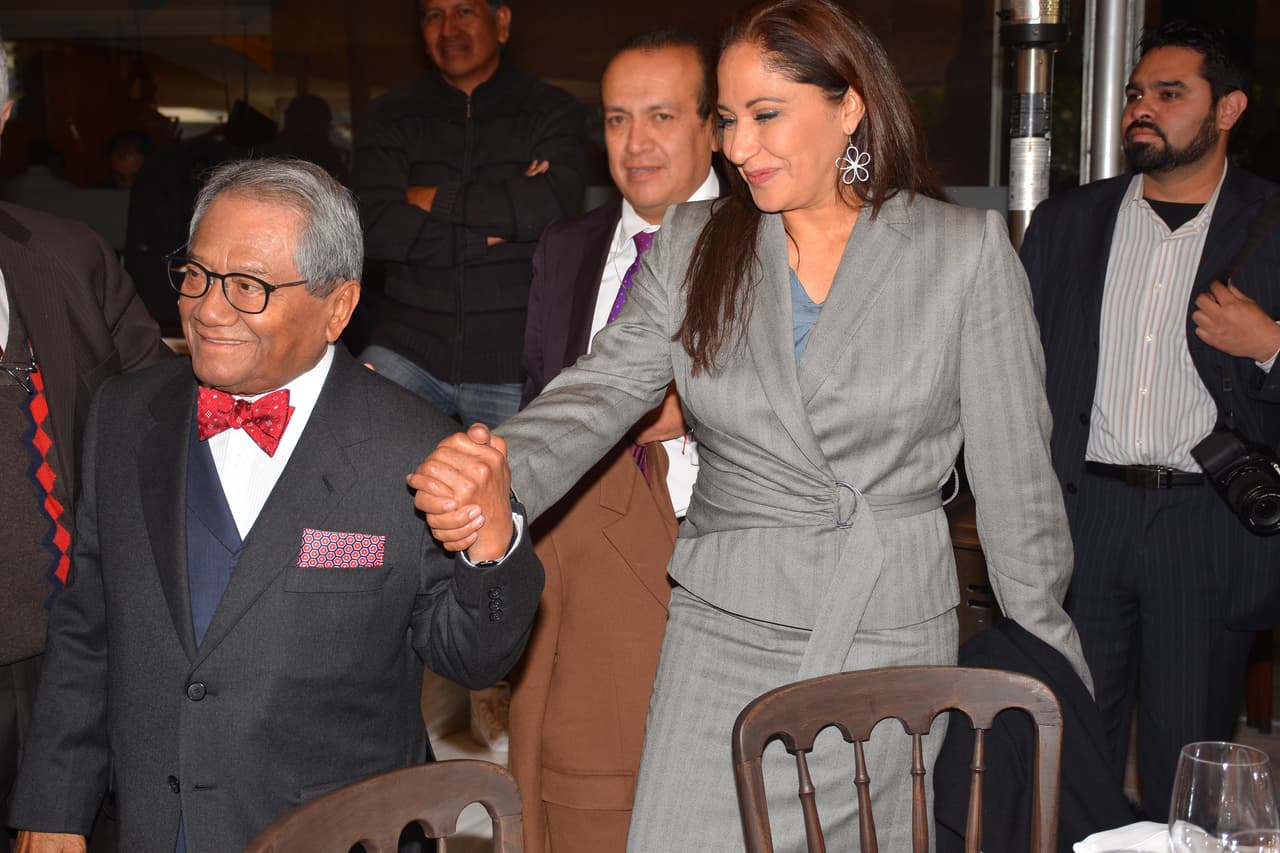 "Lo extraño, lo amo y le digo: 'Amor mío, te fuiste físicamente, pero te tengo en mi corazón, me haces falta'. No tengo palabras para dar las gracias por todo el amor que me dio", señaló. 
<br>